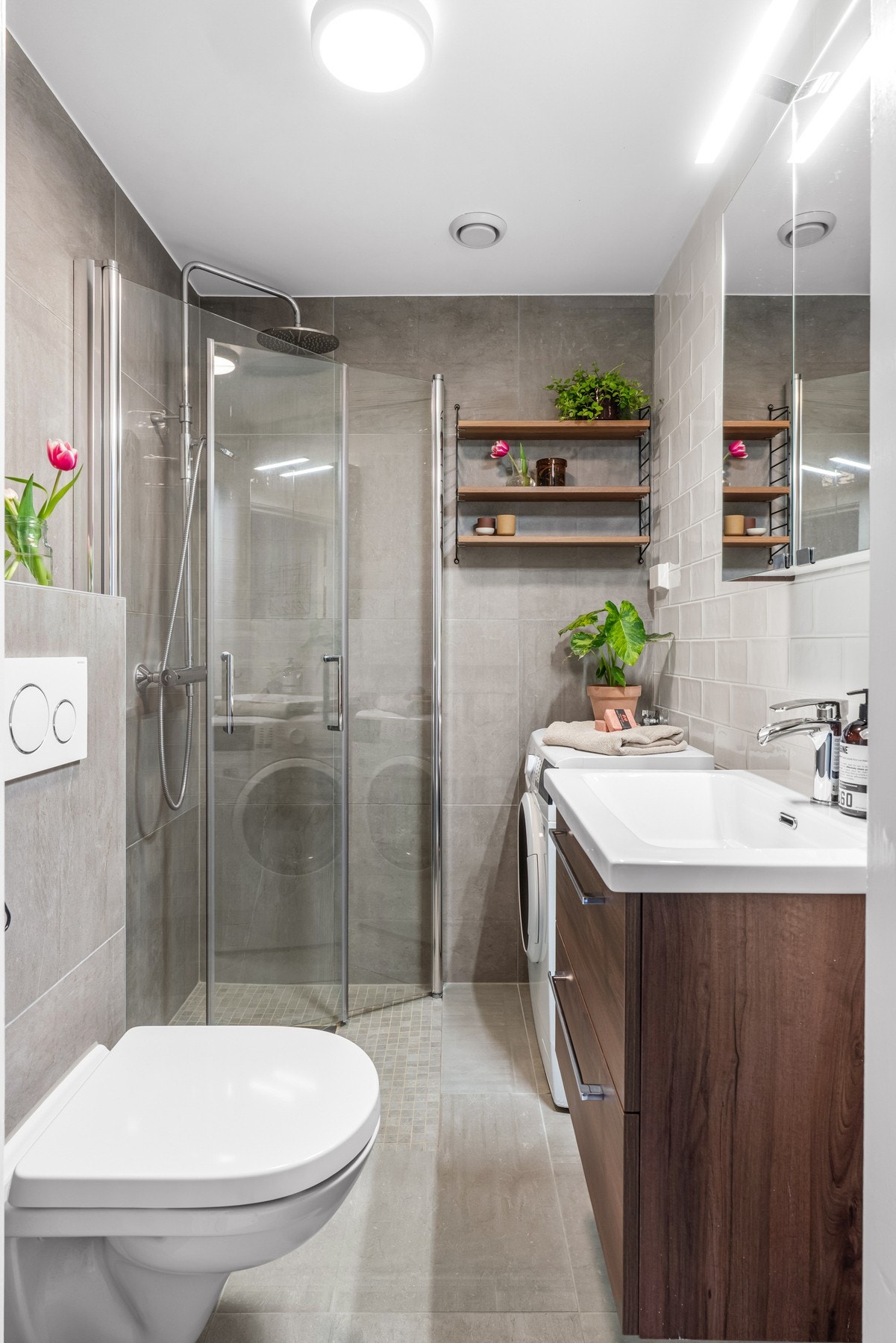 Badet har flislagte overflater, varmekabler i gulv og opplegg for vaskemaskin. Vaskemaskinen medfølger Galleribilde