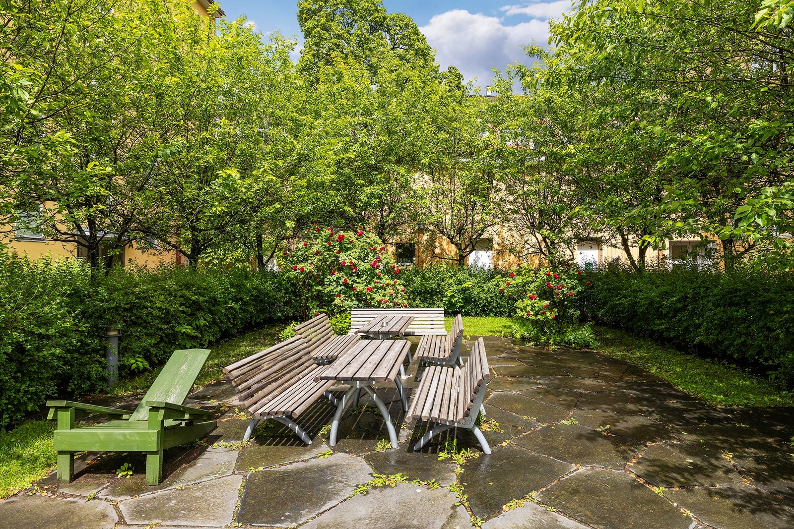 Her det flere sittegrupper, og bakgården blir godt vedlikeholdt av aksjelaget Galleribilde