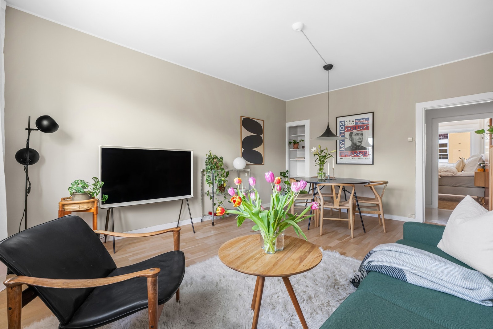 Her er det plass for stor sofa, spisebord, TV-løsning m.m Galleribilde