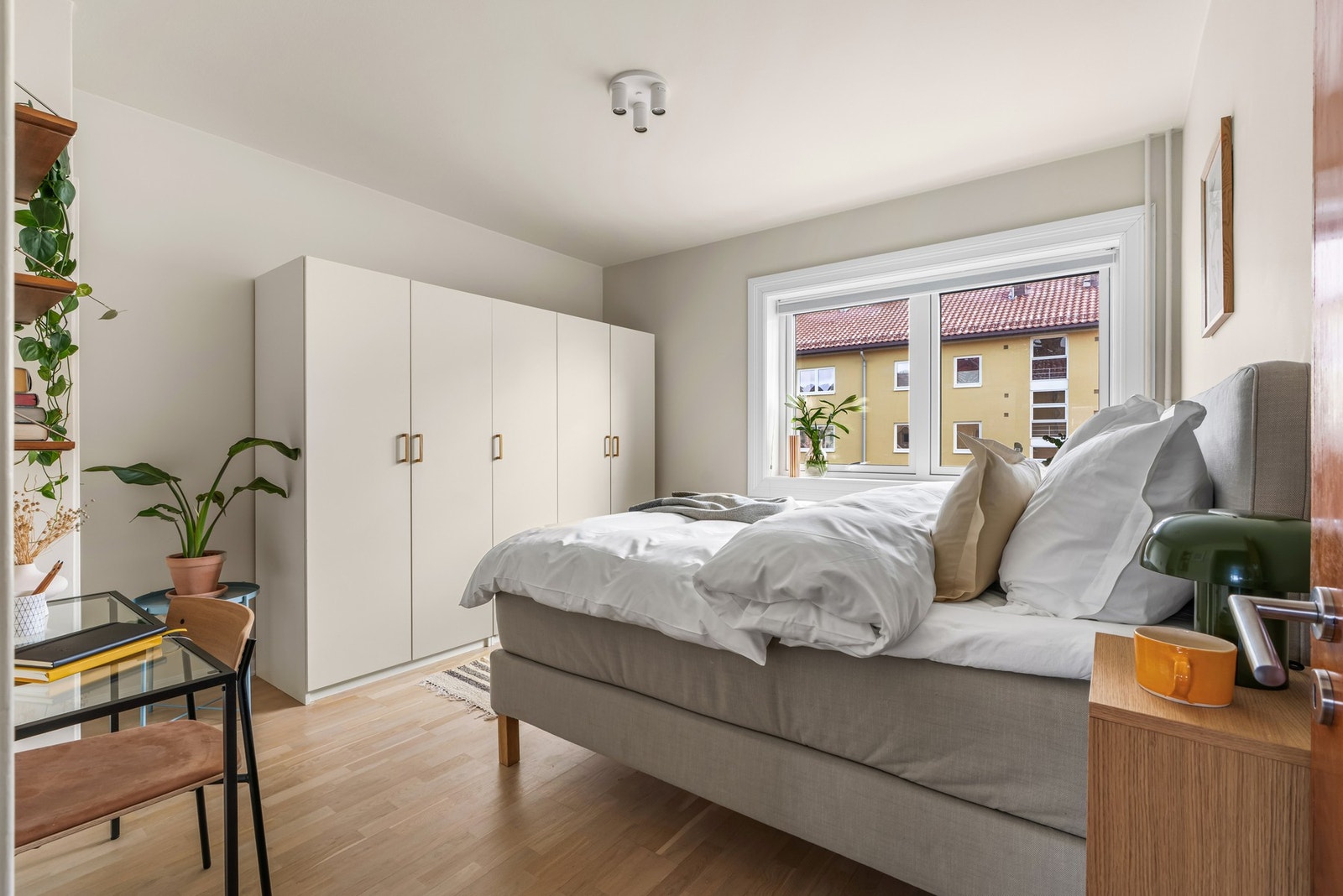 Leiligheten har et meget romslig soverom med medfølgende garderobeskap Galleribilde