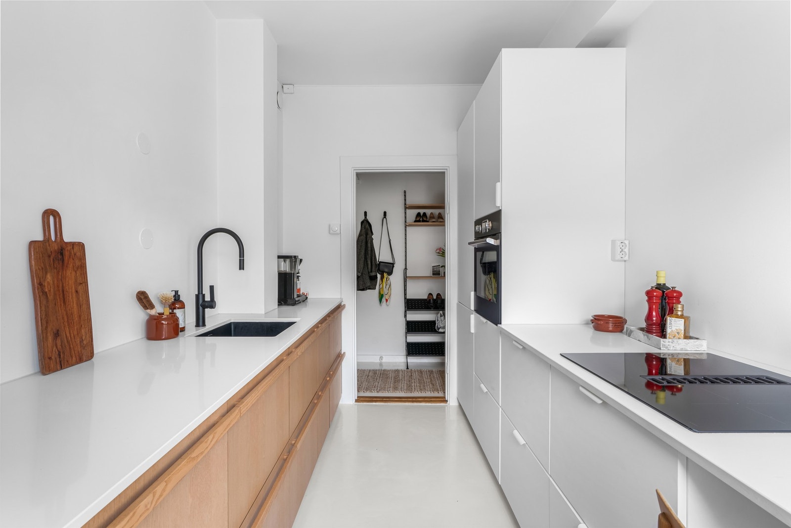 Kjøkkenet ble oppusset i 2022 med ny innredning, benkeplate og kum Galleribilde