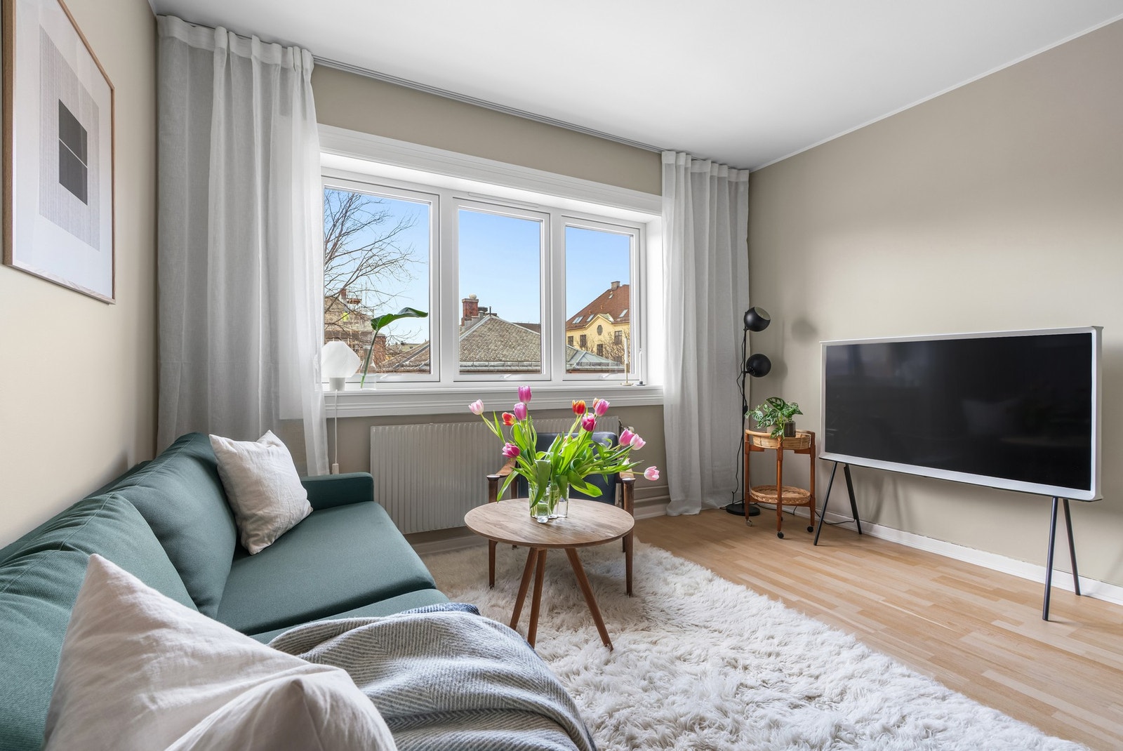 Et pent allrom med store vinduer som gir gode lysforhold Galleribilde