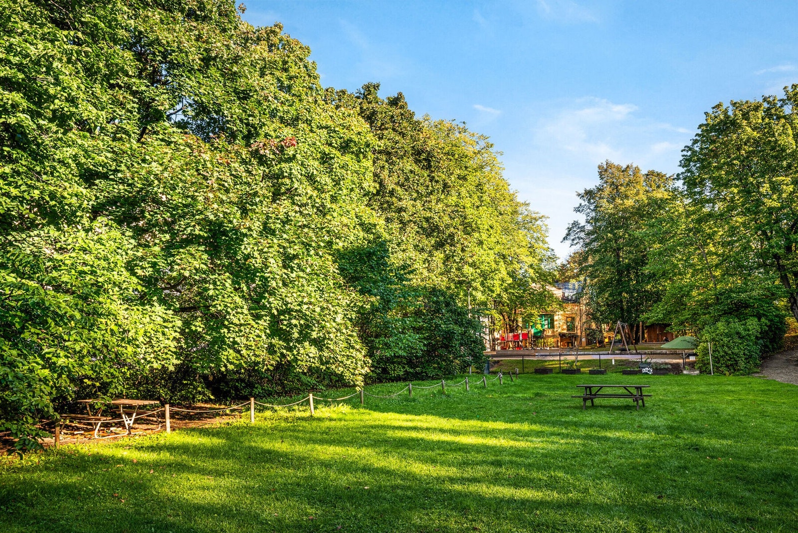 Flere idylliske parker i nabolaget, perfekt for solbading på fine sommerdager Galleribilde