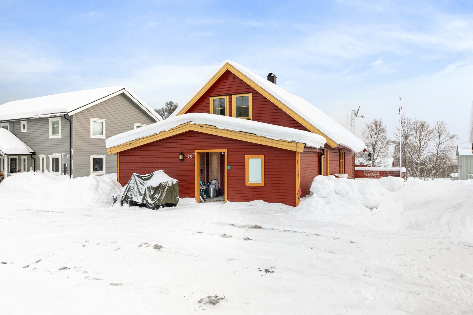 Det er mye plass til oppbevaring! Det er etablert 2 ekstra sporstboder utenfor inngangen.
