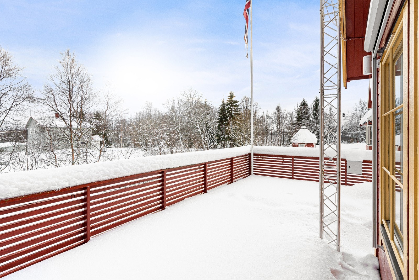 Fra stuen er det utgang til østvendt veranda.