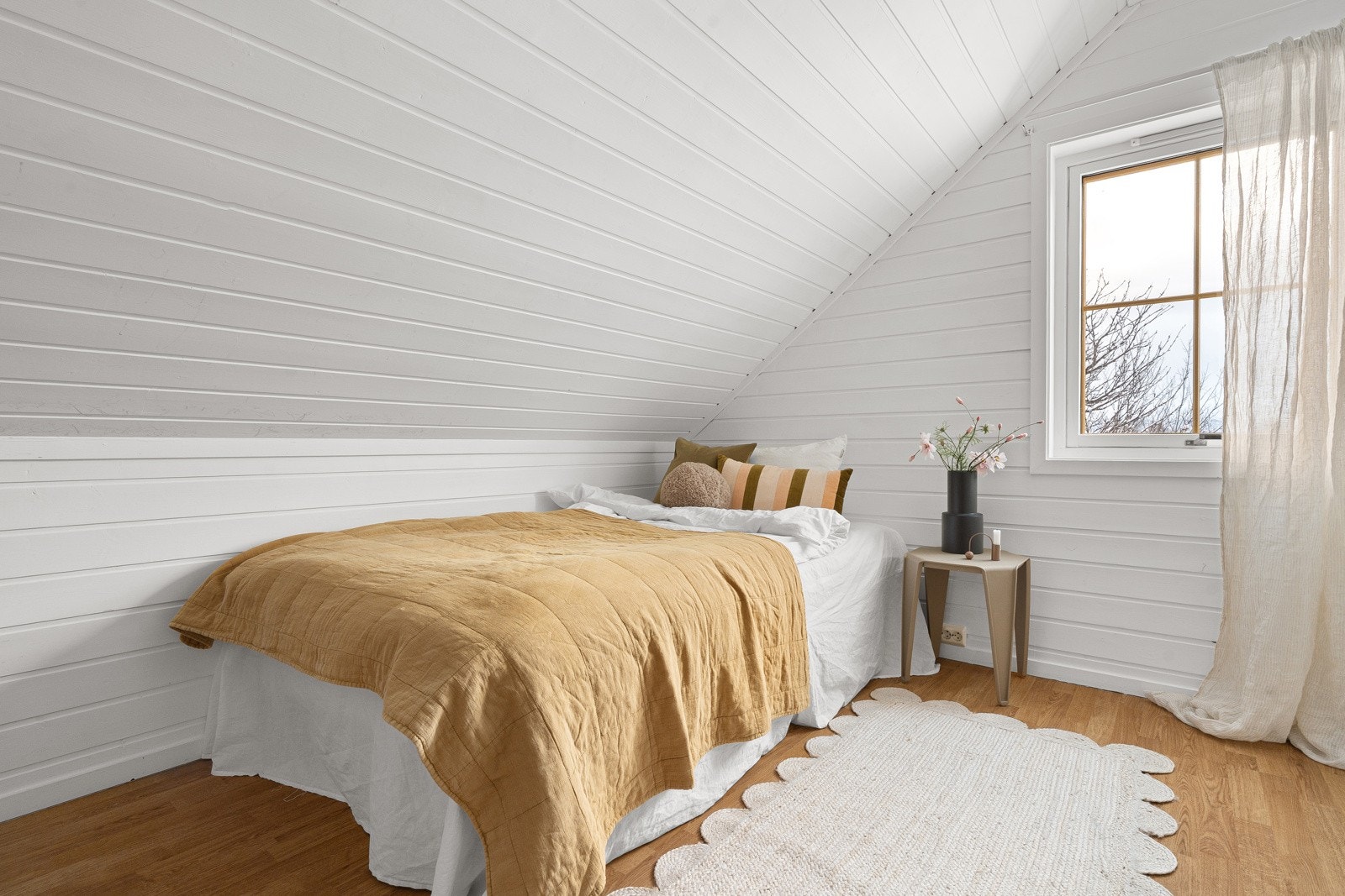 I boligens andre etasje finner du 2 soverom.