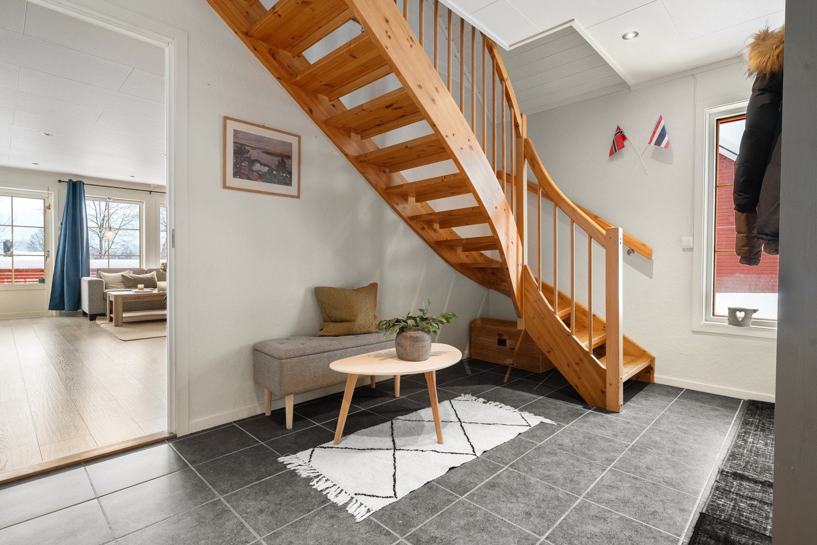 Stort inngangsparti med varme i gulv.