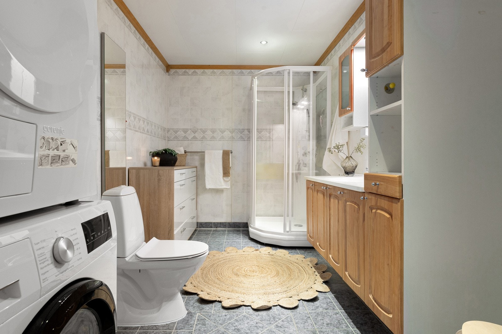 Stort flislagt bad med varme i gulv.