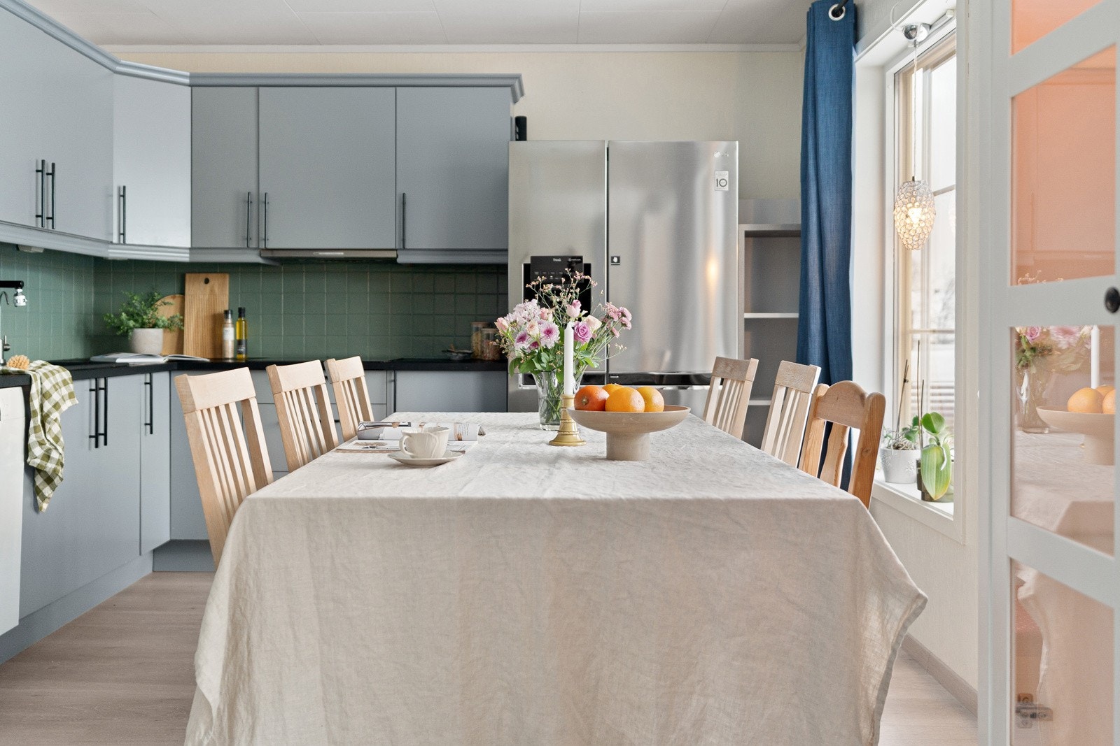 På kjøkkenet er det god plass for å ha spisebordet.