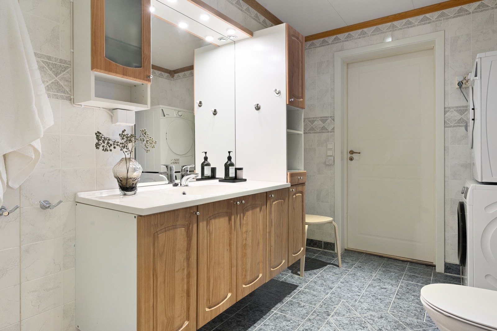 På badet er det god plass til vaskemaskin.