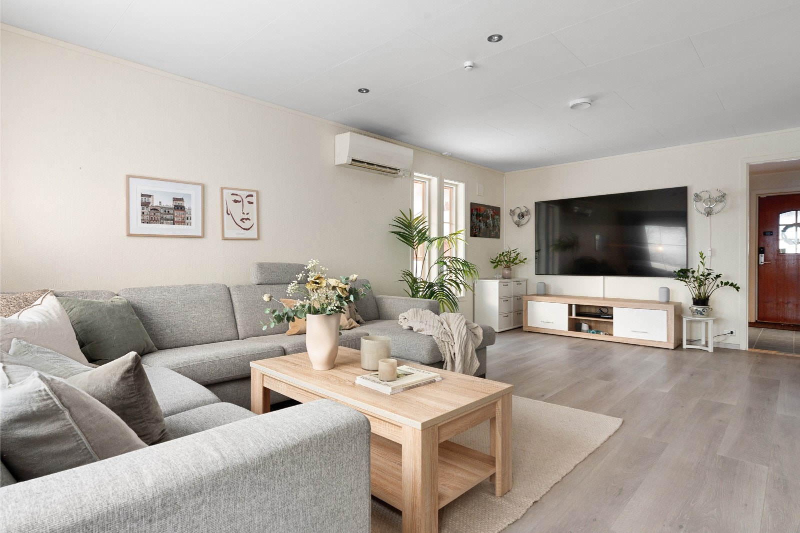 Stuen byr på rikelig med lysinnslipp og den åpne stue/kjøkken løsning gir en luftig følelse.