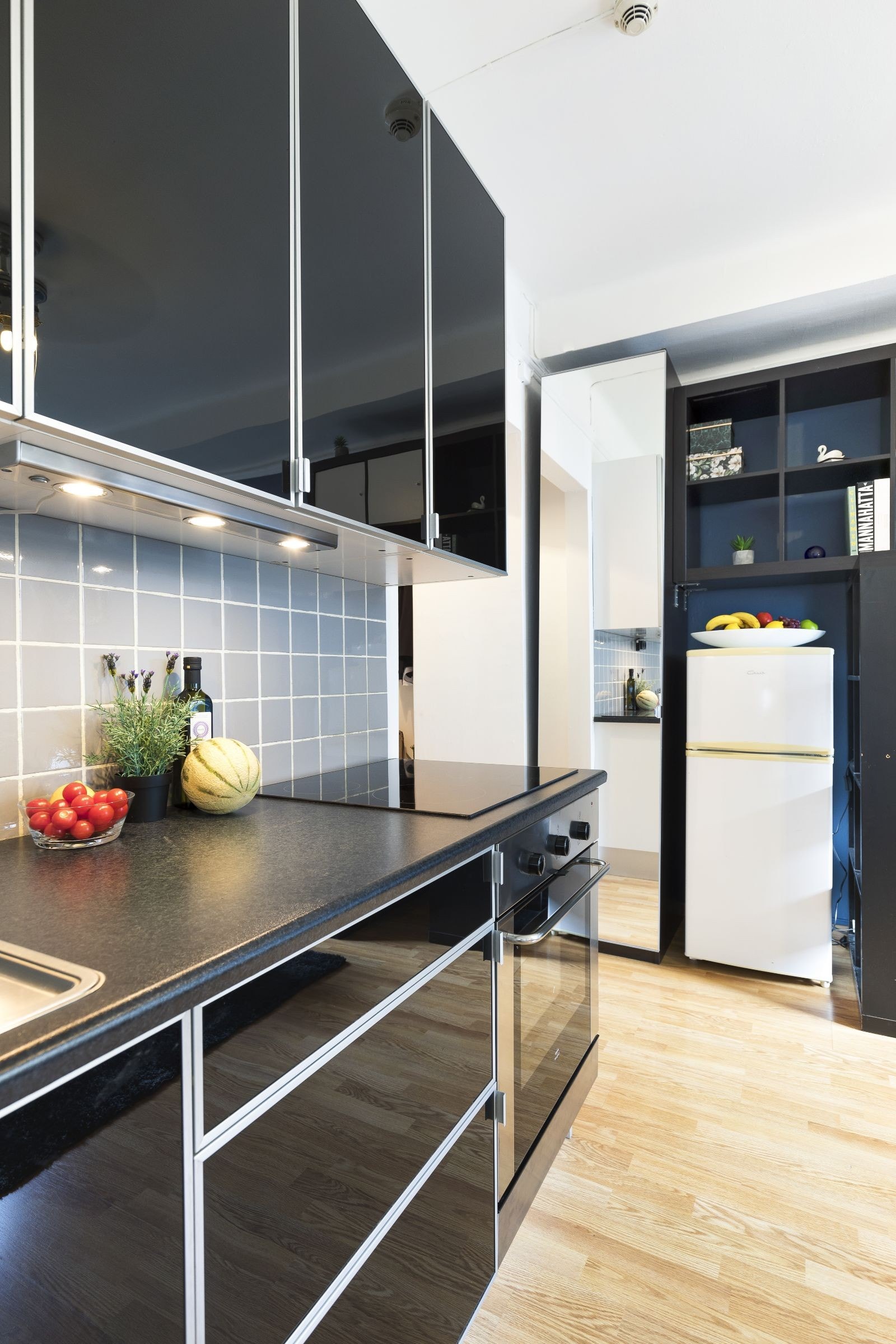 Kjøkken med svarte høyglassfronter Galleribilde