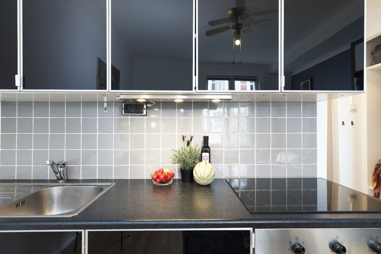 Kjøkkenet har integrert komfyr og platetopp Galleribilde