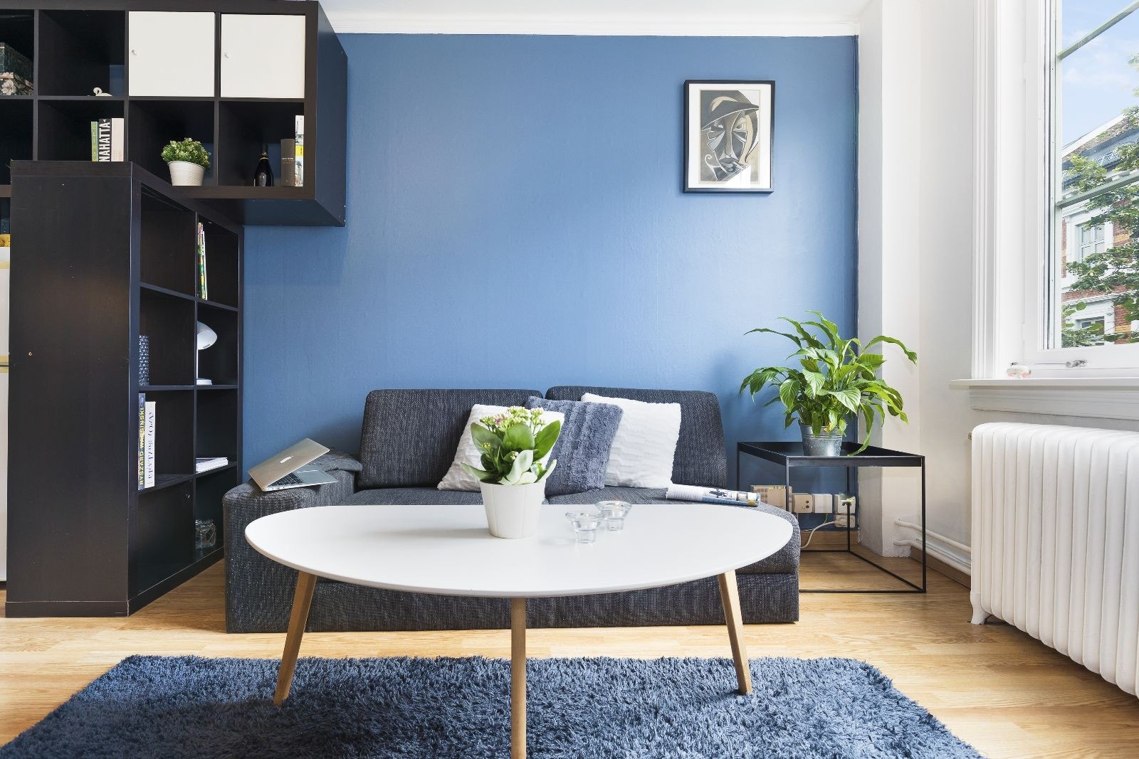 Stuen har også plass til sofa Galleribilde