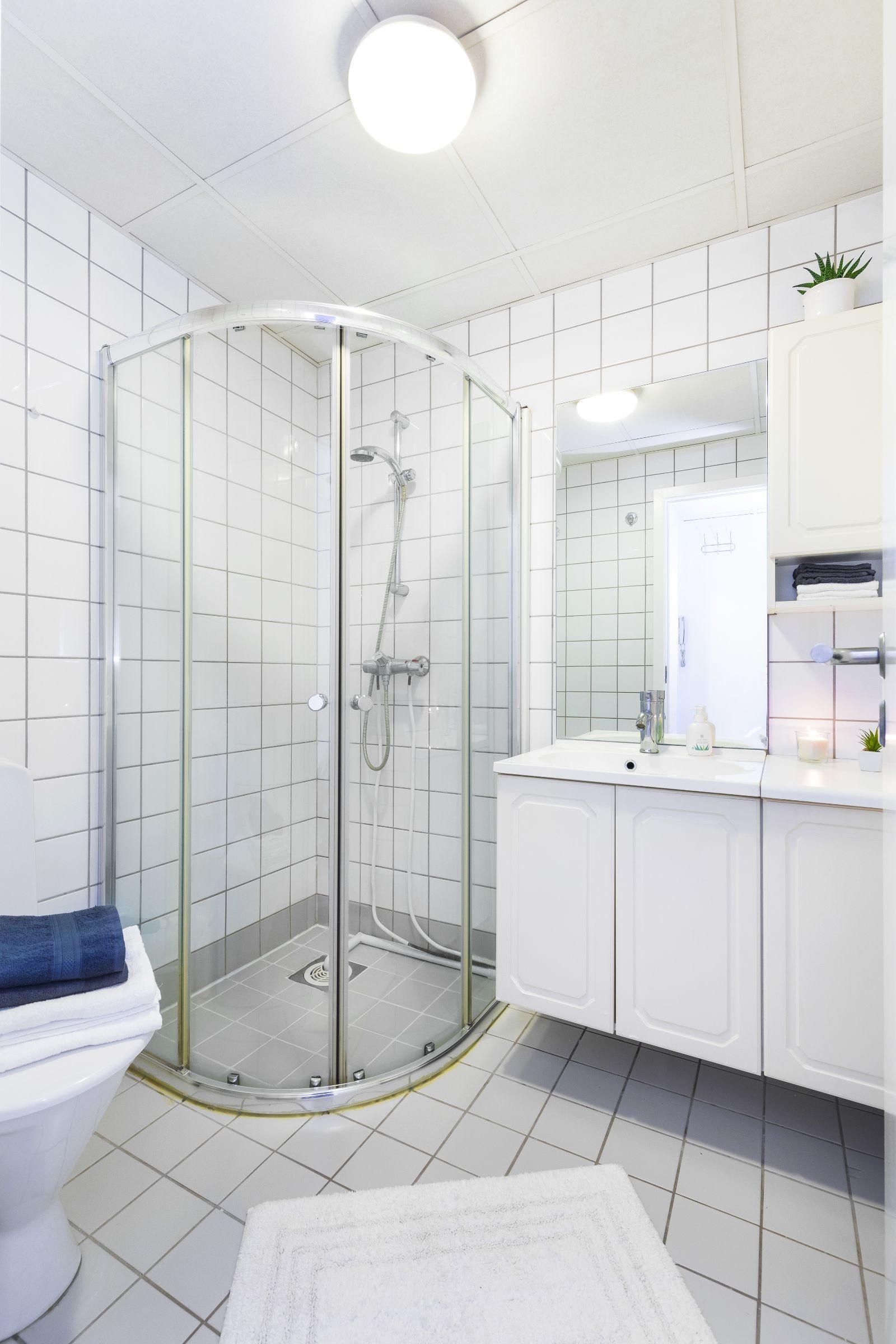 Badet har dusjhjørne, servantskap og toalett Galleribilde