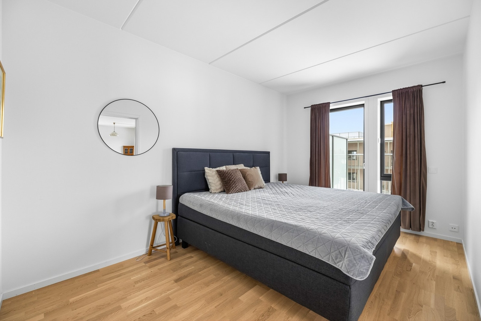 Her har du god plass til en stor dobbeltseng med tilhørende møblement. Galleribilde