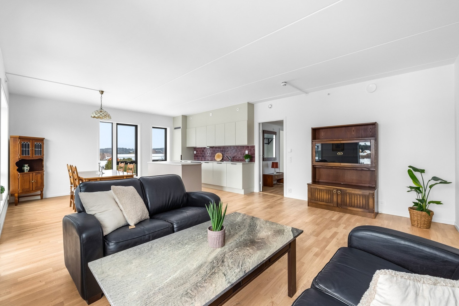 Frida Solberg i EIE eiendomsmegling har gleden av å presentere Senterveien 45 - En sentral og attraktiv 3-roms selveierleilighet med kort vei til servicetilbud, kollektivtransport, skoler og barnehager. Galleribilde