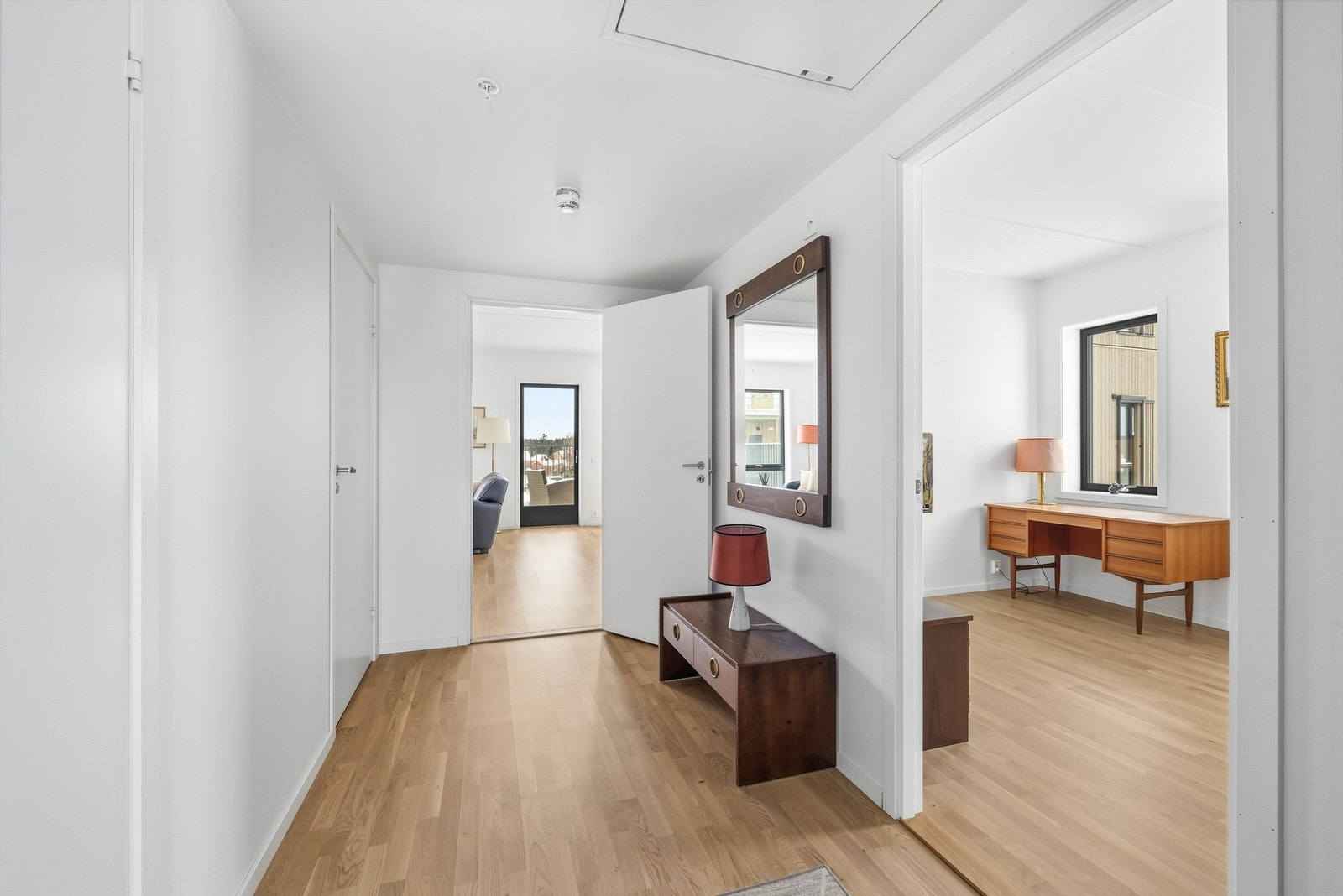 Fra gangen har du adkomst til soverom nr. 1, baderommet, bod nr. 1 og stue / kjøkken. Galleribilde