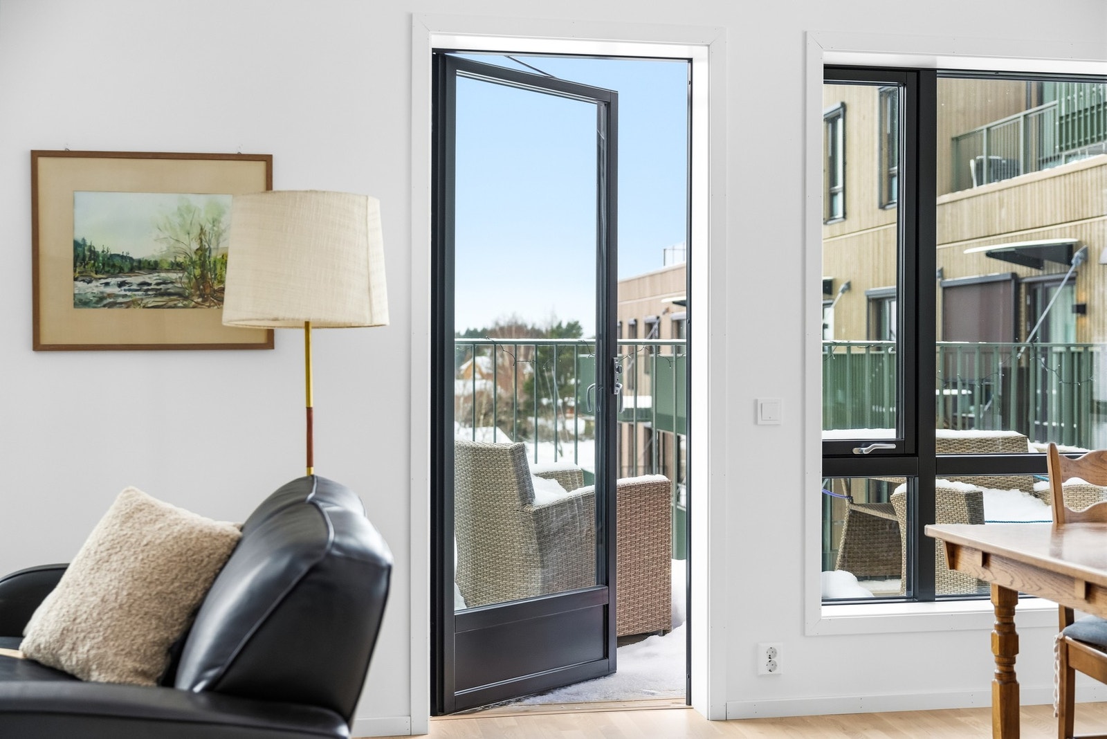 Fra stuen har du adkomst til en leilighetens to balkonger. Galleribilde