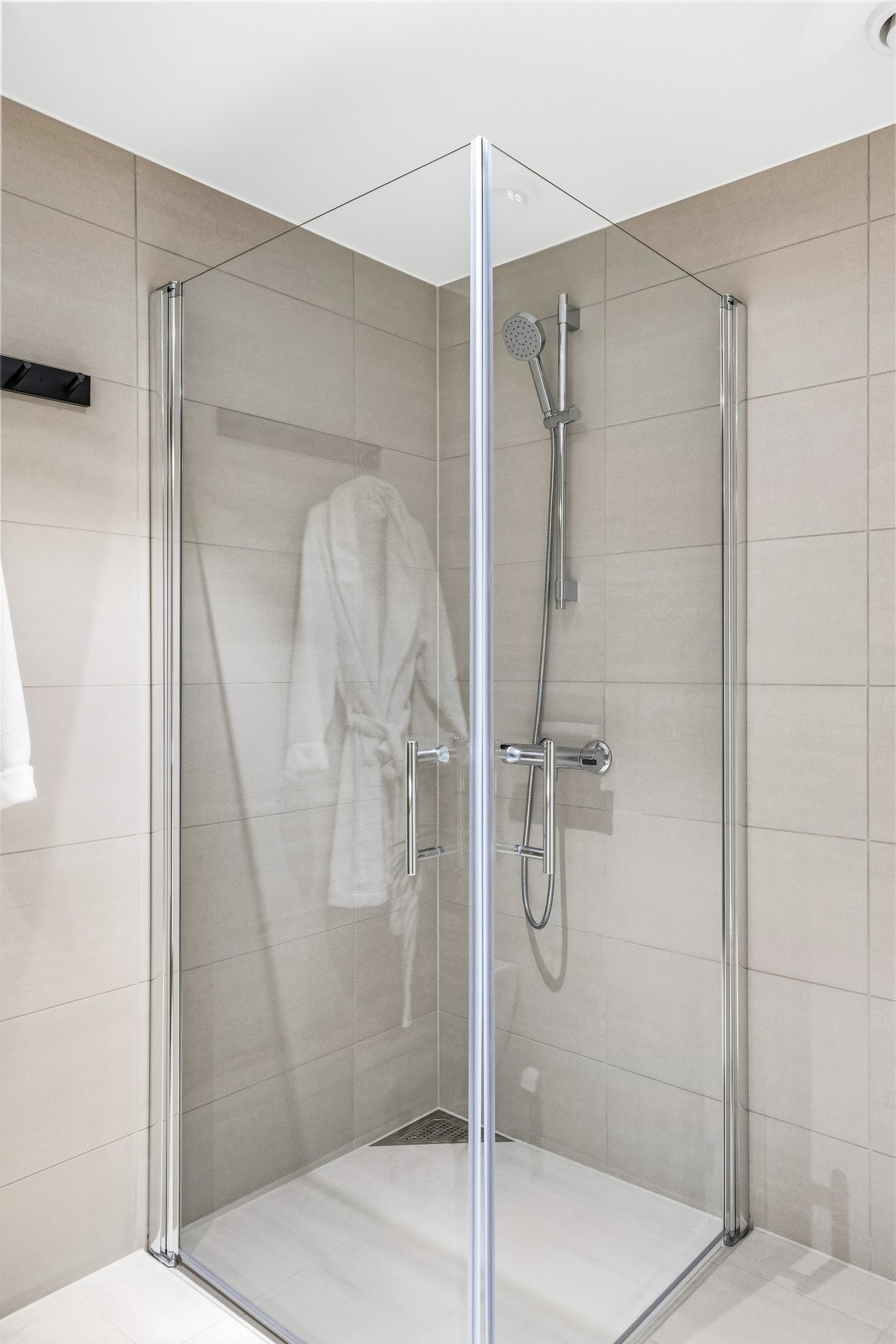 Det er dusjnisje med innfellbare glassdører og dusj-armatur. Galleribilde