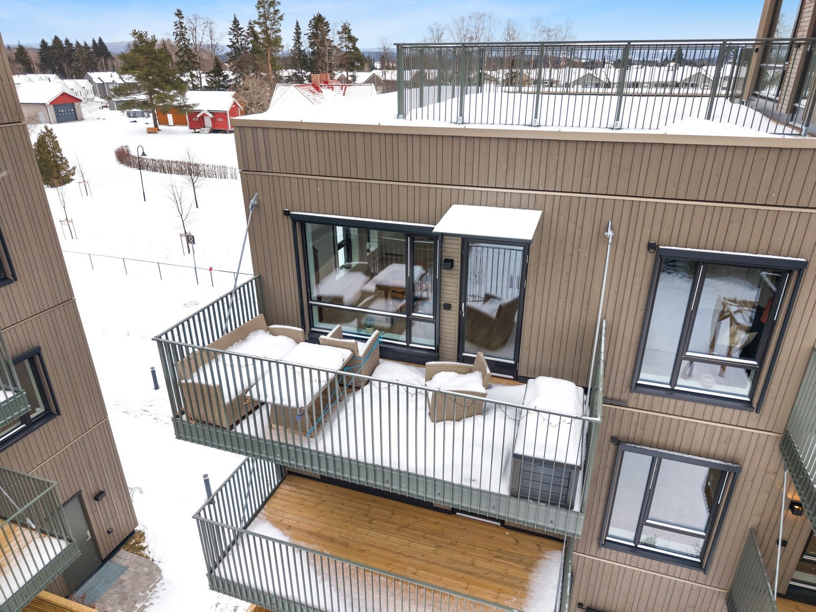 Balkongen utenfor stuen har god plass til en sittegruppe så du kan nyte solen! Galleribilde