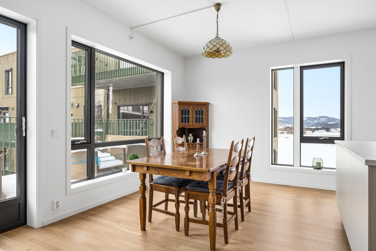 Her har du god plass til et romslig spisebord med plass til hele familien! Galleribilde