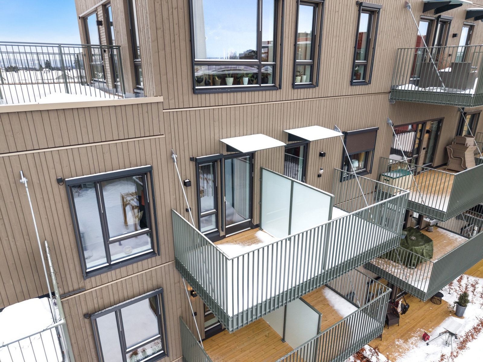 Balkongen ved soverommet er noe mindre, men godt skjermet. Galleribilde