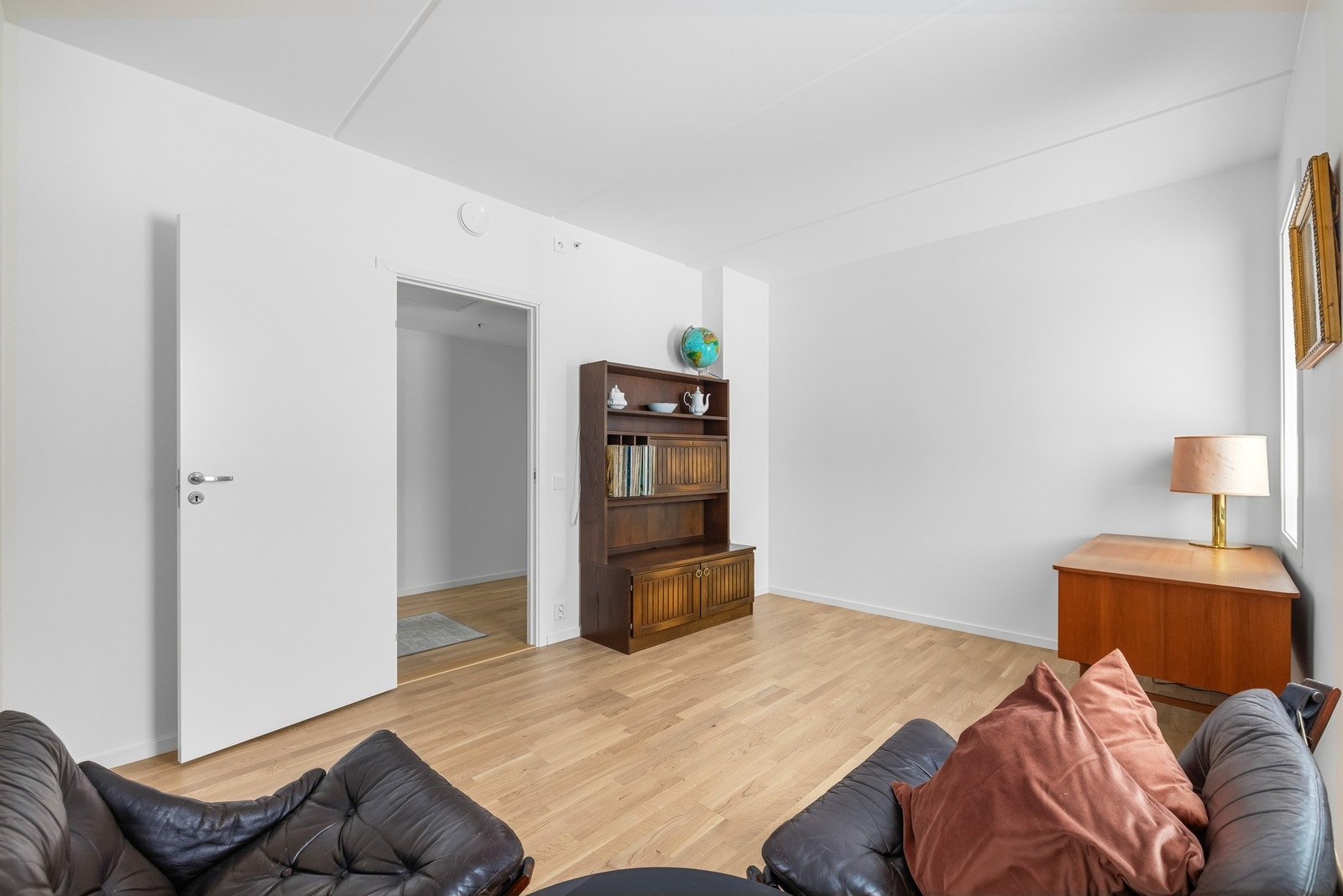 Leiligheten har to store soverom, dette soverommet i kan deles i to mindre soverom om det skulle være behov for dette. Galleribilde