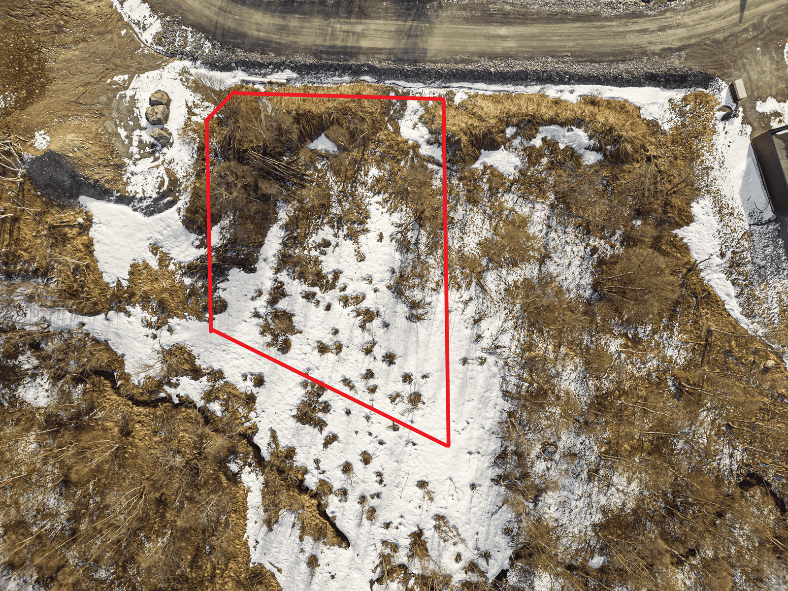 Adkomstvei til tomtegrensen er ferdig etablert, og eiendommen består i dag av naturlig vegetasjon. (Inntegnet tomt er bare en skisse og kan avvike noe). Galleribilde