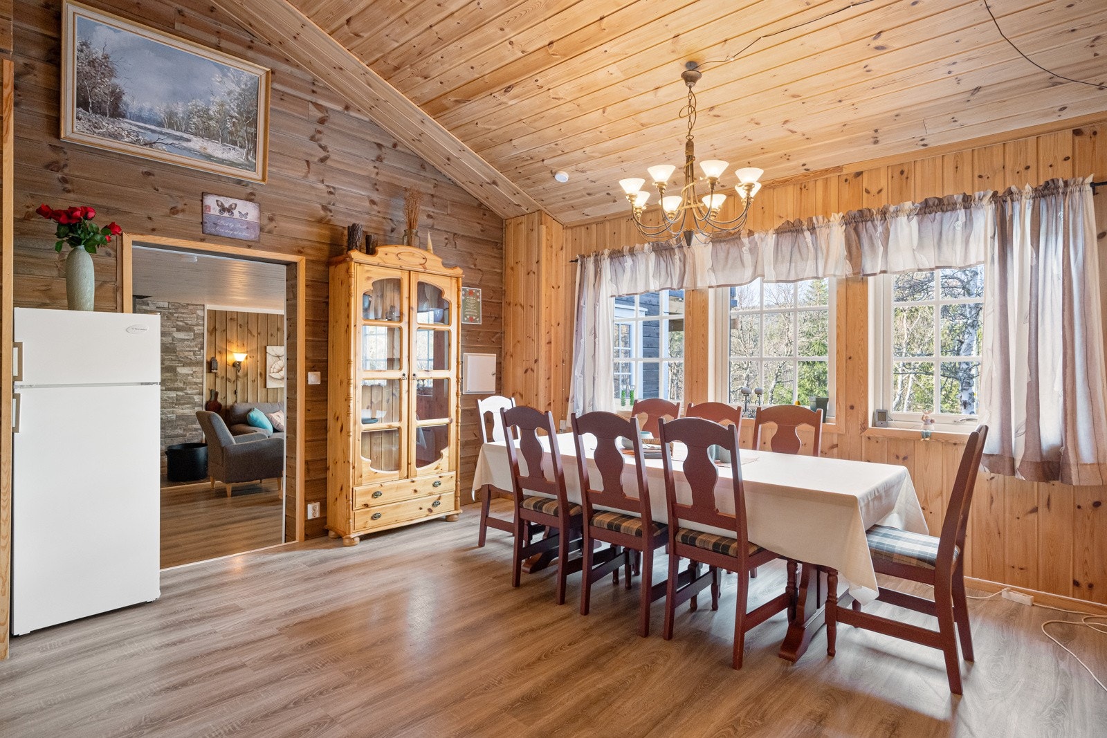 Store vinduer i rommet som slipper godt med dagslys inn Galleribilde