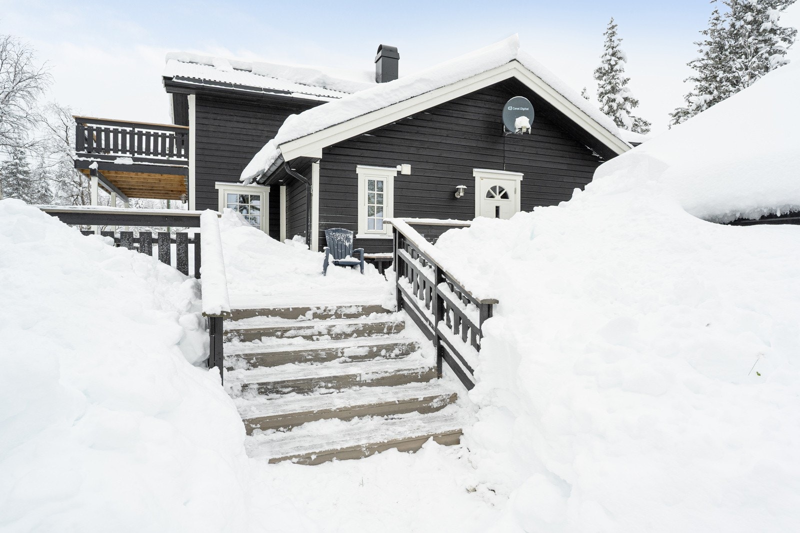 Synnfjellvegen 1308 har fin, solrik beliggenhet på Synnfjellet og ligger på ca. 780 moh - meget snøsikkert område! Galleribilde