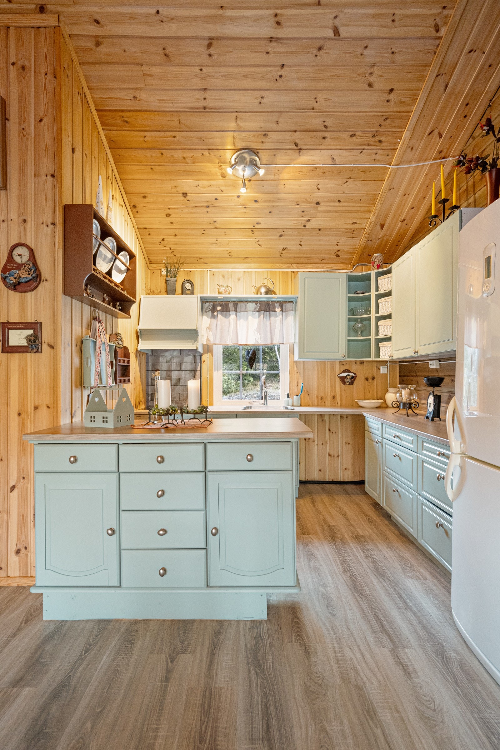 Her finner du godt med oppbevaringsplass i både under- og overskap med profilerte fronter Galleribilde