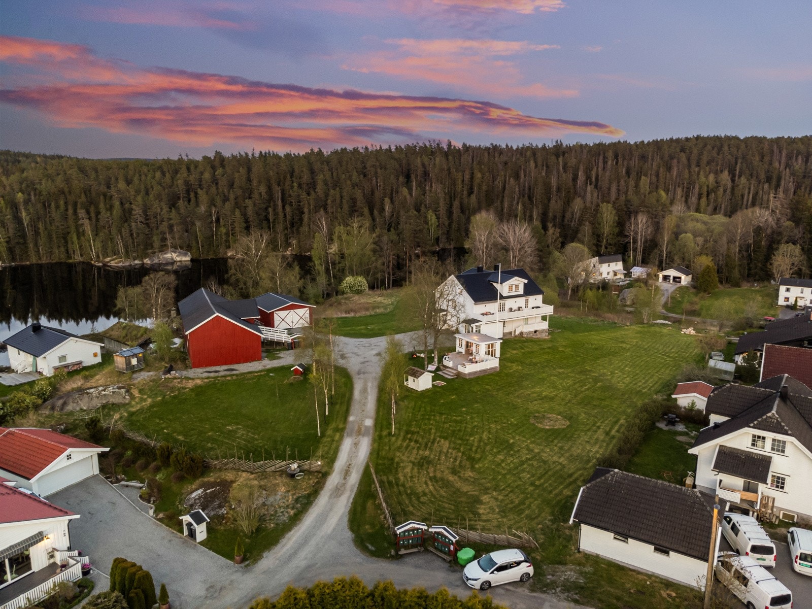 Landlig beliggende, men likevel 2 km unna Siggerud sentrum. Galleribilde