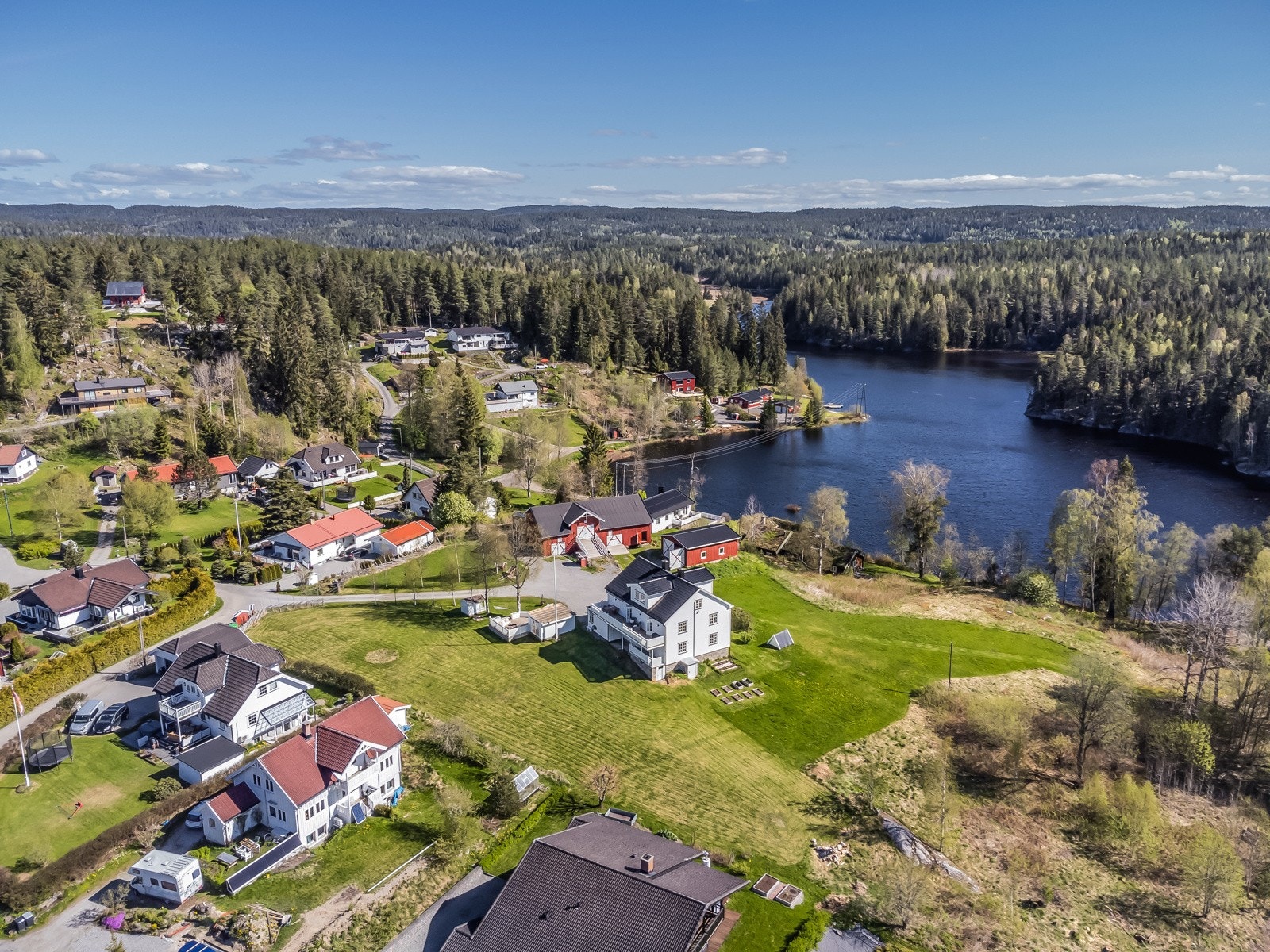 Stort hovedhus på 312 kvm, fordelt over tre etasjer + kjeller. Galleribilde