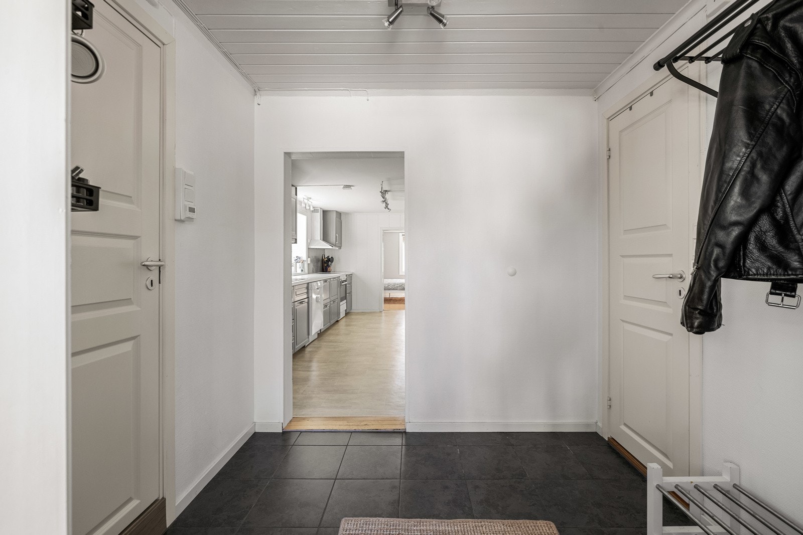Entré utleiedel. Egen inngang. ( denne delen leies ut for 18.500,- i dag, den er ikke en godkjent utleiedel ) Galleribilde