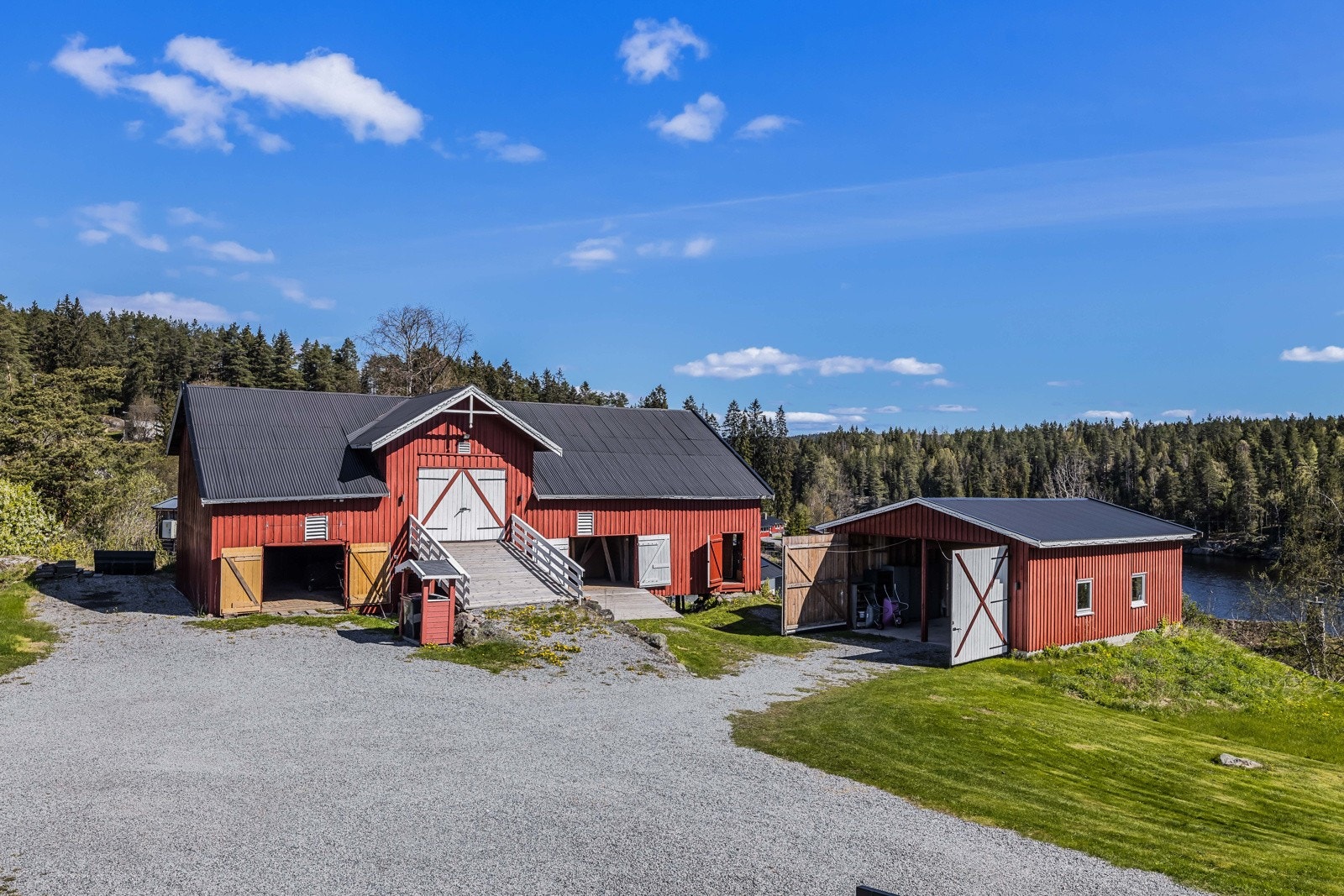 Den store låven på 150 kvm, er i dag i dårlig forfatning, men gir rikelig med muligheter enten du ønsker lagring, drive småskala produksjon, dyrehold eller annet. Galleribilde