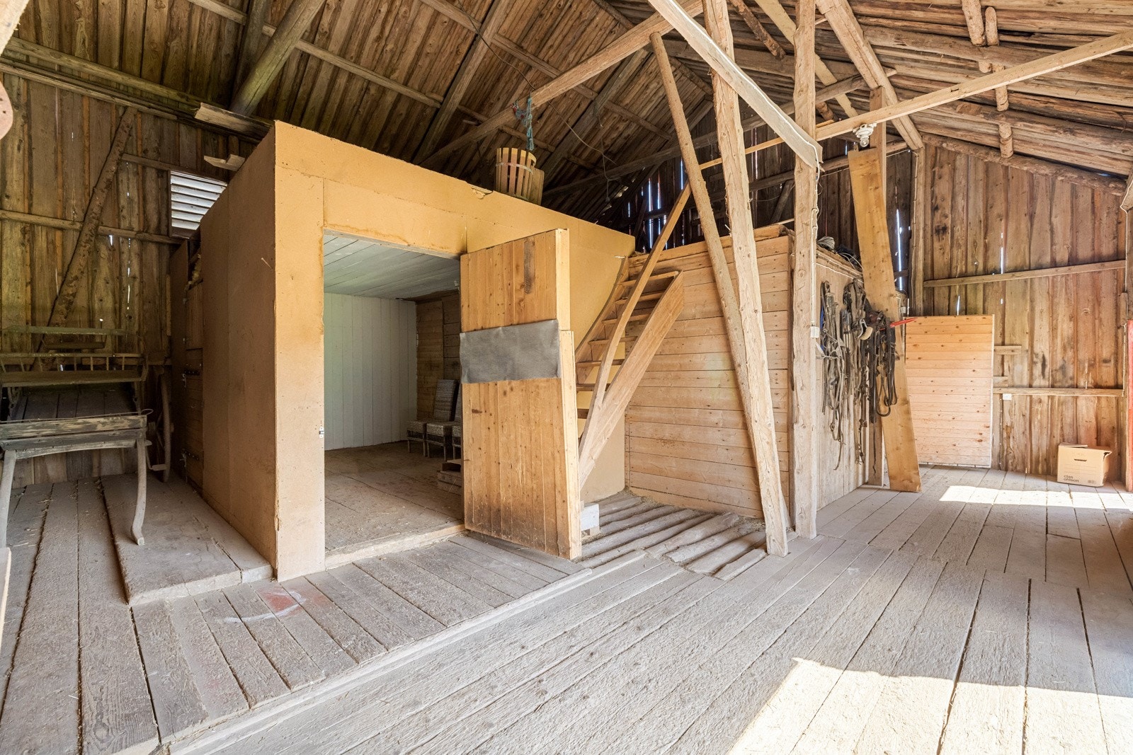 Låve. Galleribilde