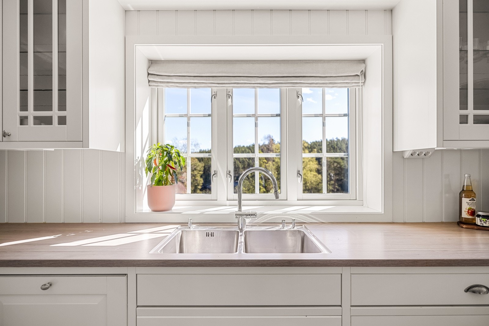 Gode muligheter for oppbevaring og stor arbeidsplass til baking og kokkelering. Galleribilde