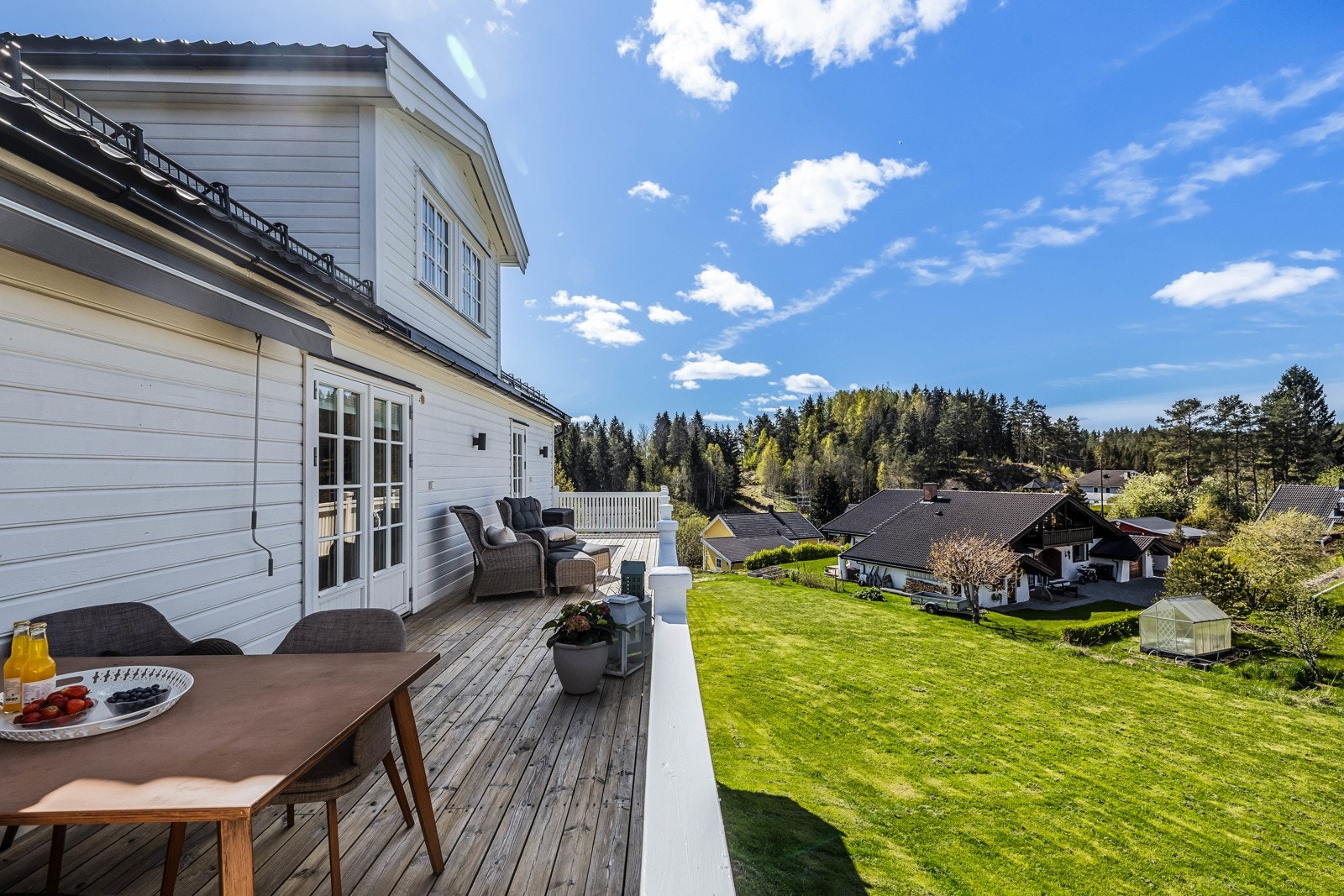 Verandaen ble bygd i 2013 og har tredekke, utebelysning og markise. Galleribilde
