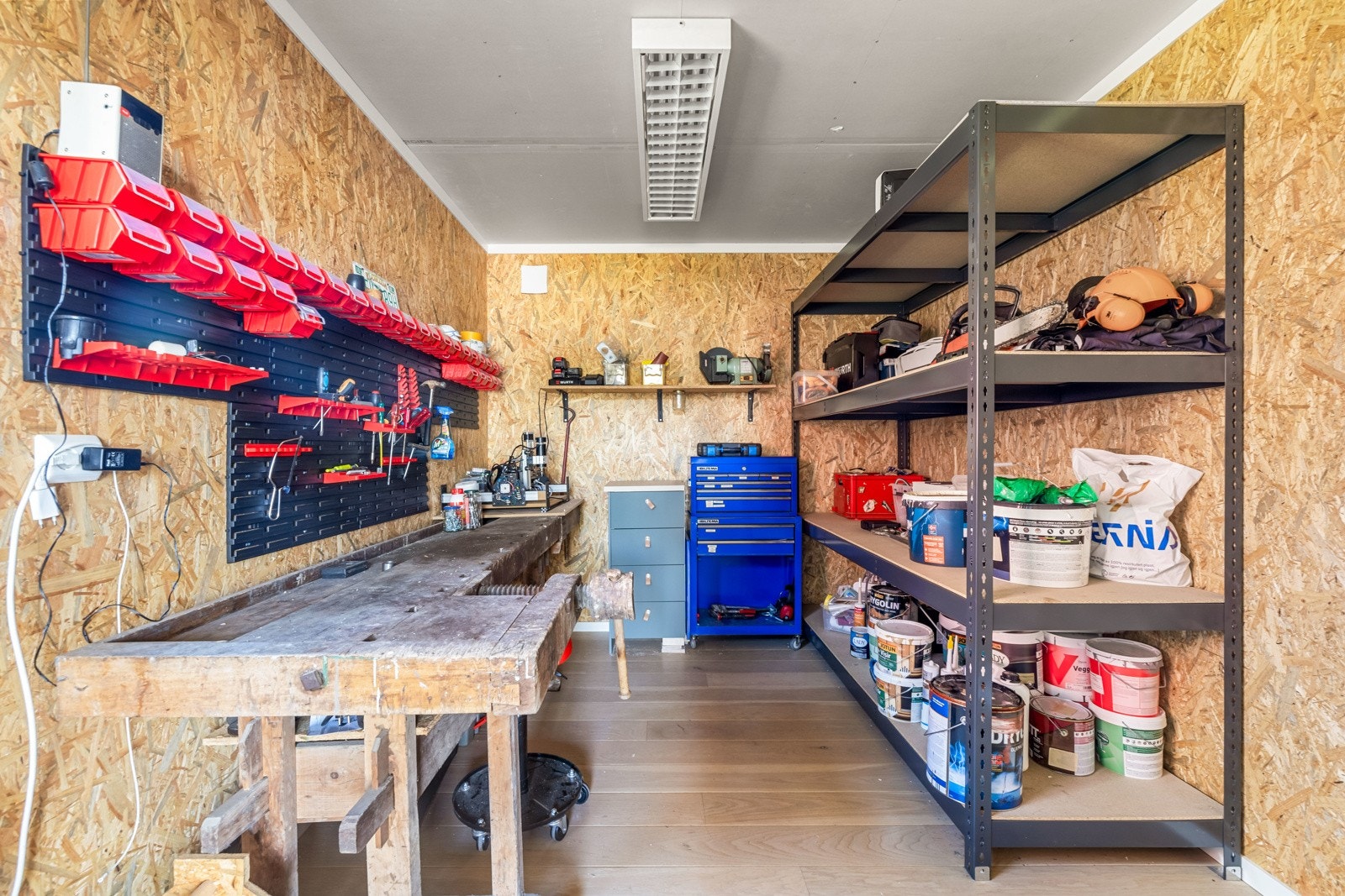 Eiendommen har også svært gode fasiliteter for deg som trenger lagringsplass, verksted eller hobby. Galleribilde