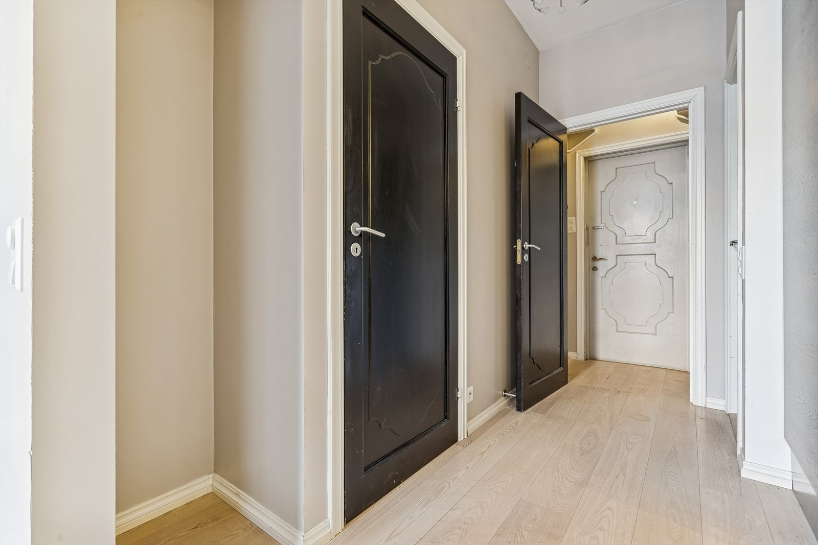 Felleskostnader utgjør kr. 3 397,- per måned. Felleskostnadene inkluderer strøm og varmtvann, felles bygningsforsikring, kabel-TV / internett, sparing, styrehonorar og diverse vedlikehold/drift iht. regnskap. Galleribilde