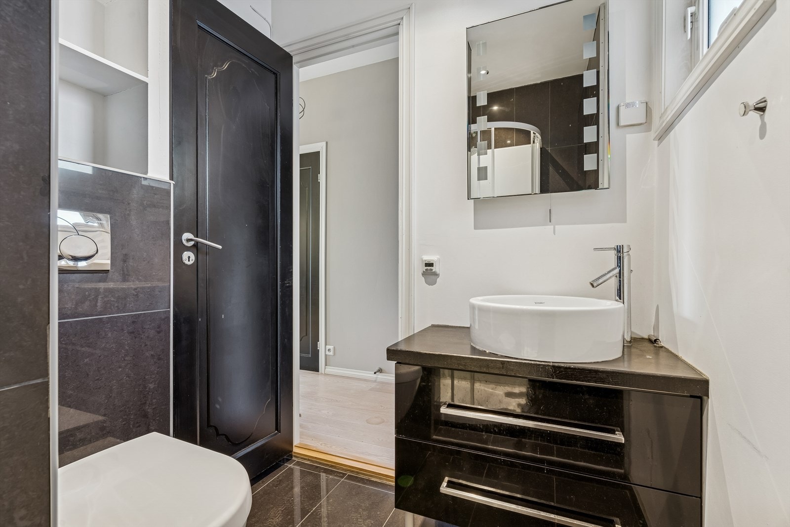 Det er felles vaskekjeller med opplegg til vaskemaskin. Vaskemaskinen deles med en annen seksjon. Galleribilde