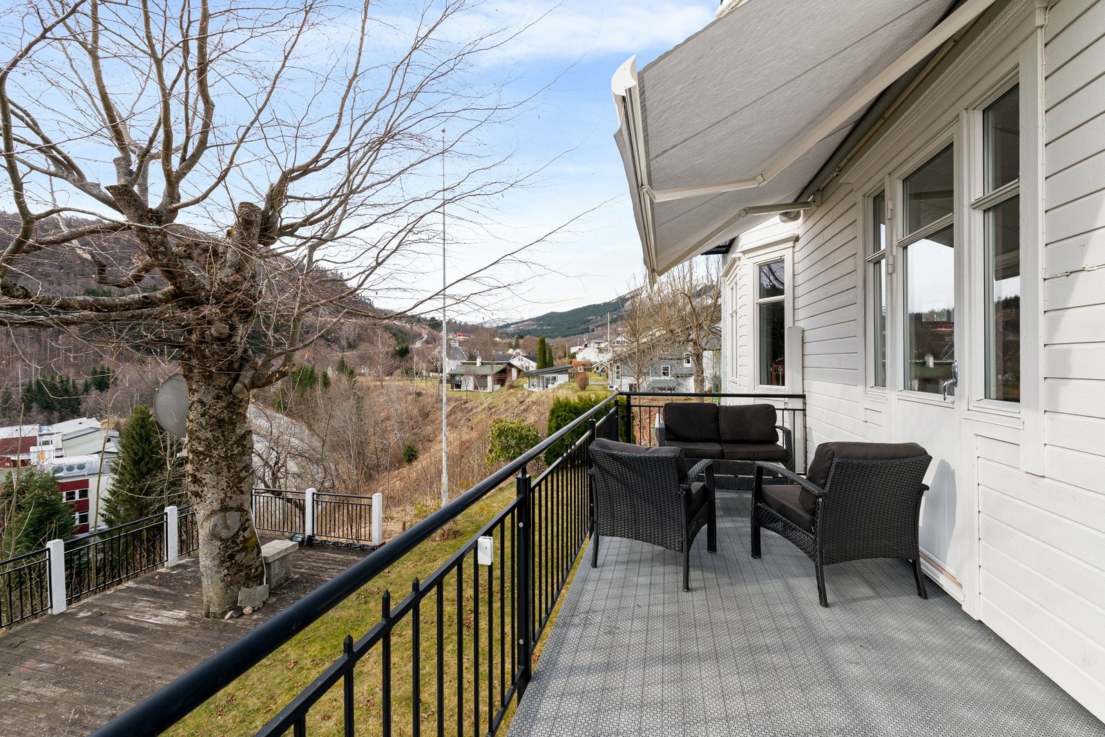 Verandaen er på ca. 12 kvm og har god plass til møblering. Galleribilde