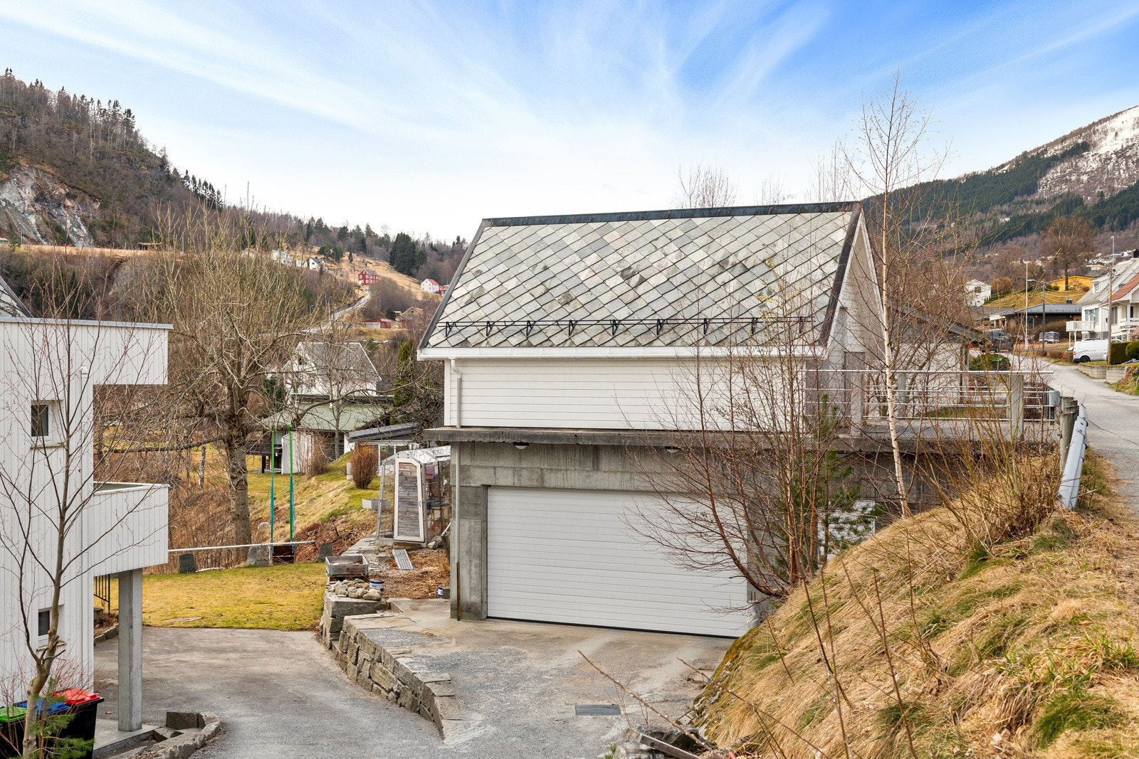 Fra garasjen er det støpt betongtrapp opp loftet på garasjen. Galleribilde