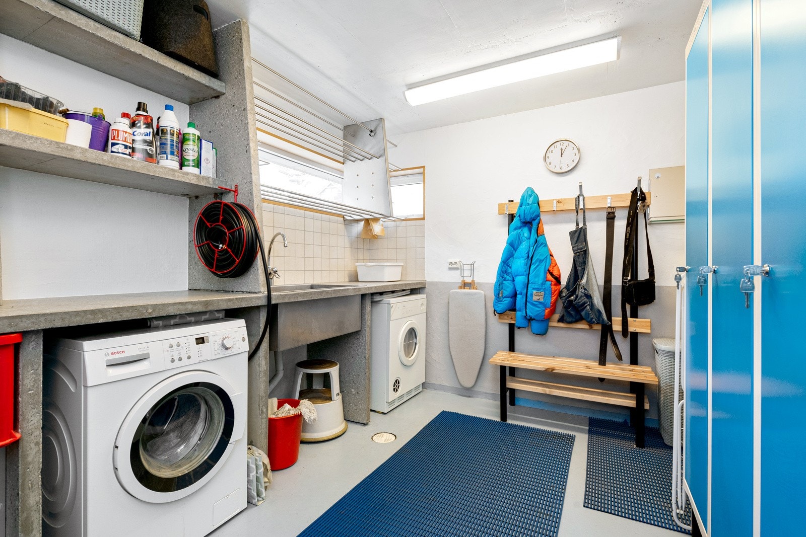 Vaskerommet ligger i den nye delen og ble etablert i 2006 med epoxy på gulv med vannbåren gulvvarme. Et praktisk rom. Galleribilde