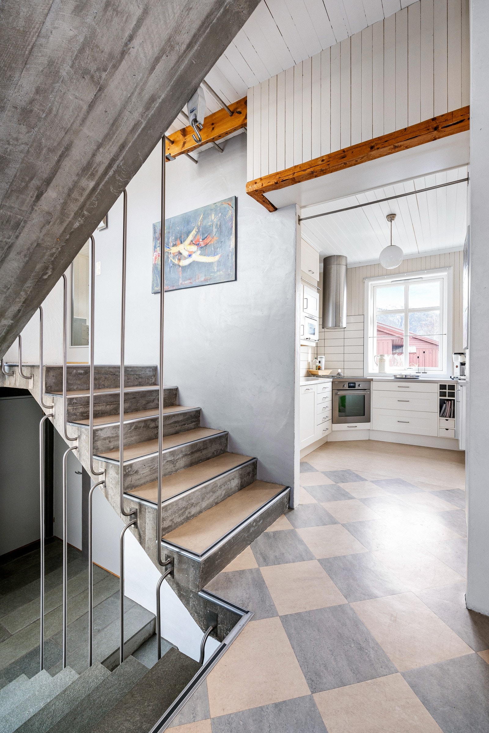 Trappegangen mellom de etasjene er en stilig betongtrapp fra 2006. Galleribilde