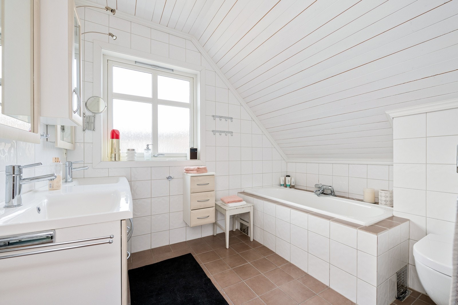 Dette badet er også fra 2006 med badekar, vegghengt toalett og innredning med servant. Galleribilde