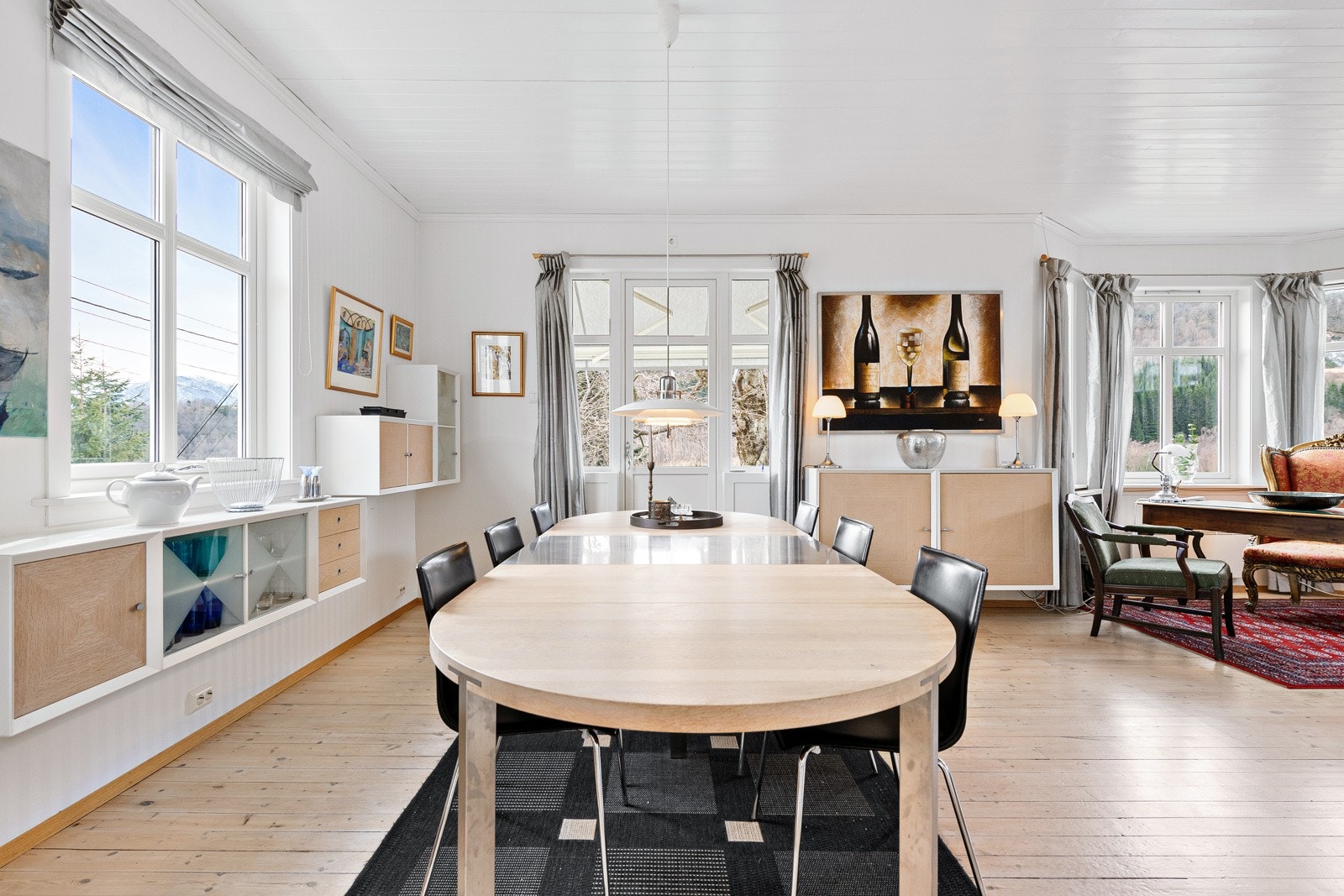 Her er det god plass til både spisebord, sofagruppe, lenestoler osv. Galleribilde