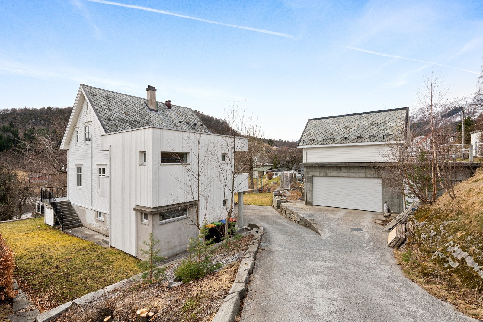 Det er lagt varmekabler i innkjørselen, som fører rett ned til den store garasjen. Galleribilde