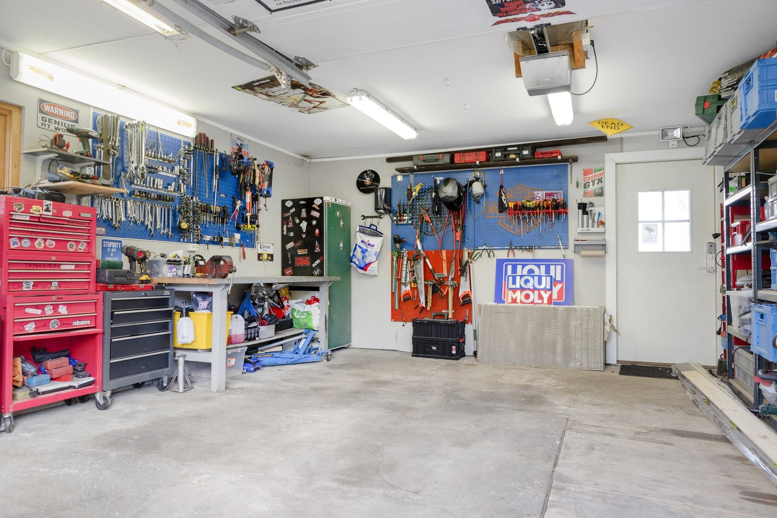 Parkering i garasje med elbillader Galleribilde